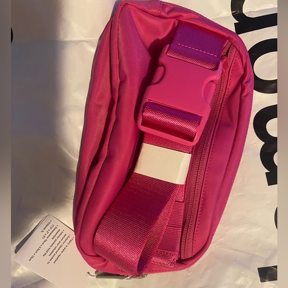 NWT Lululemon limited edition sonic pink belt bag - Picture 5 of 9